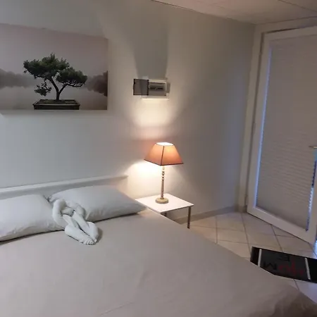 Le Louvre Hotel Saint-Symphorien-dʼOzon